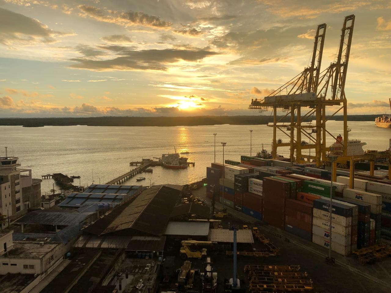 Operacion portuaria al atardecer