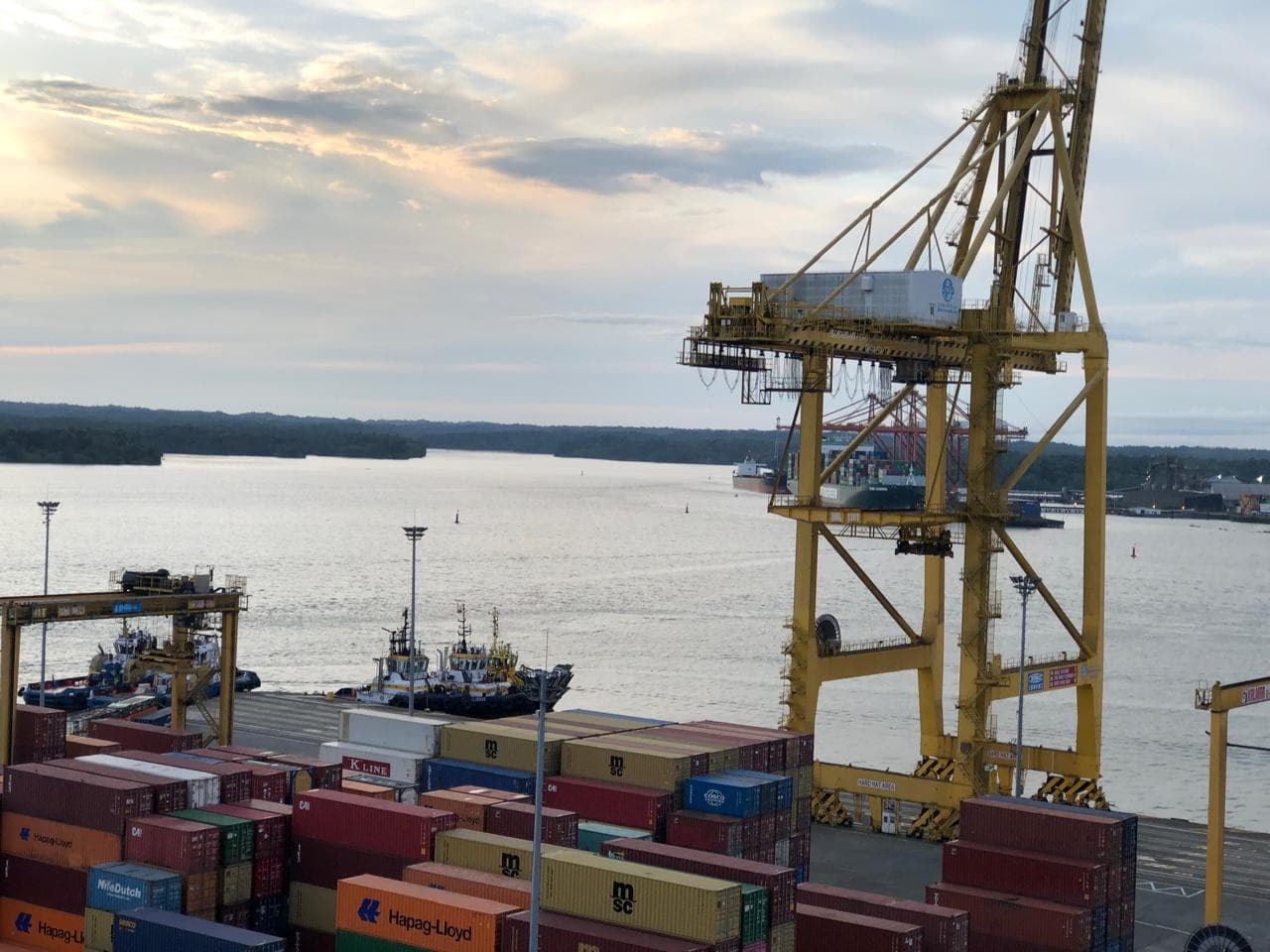 Contenedores y muelle de carga