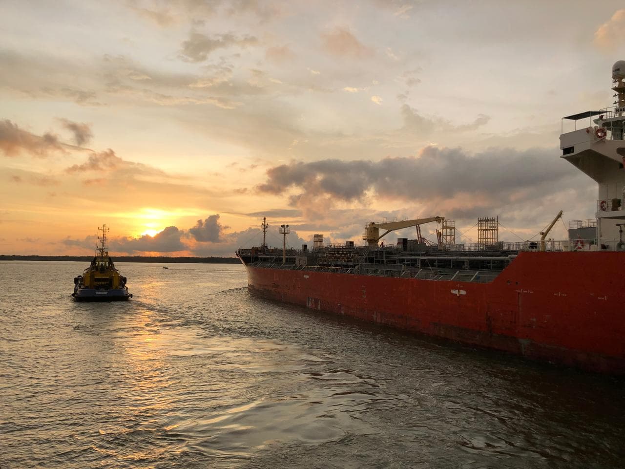 Buque en operacion al atardecer