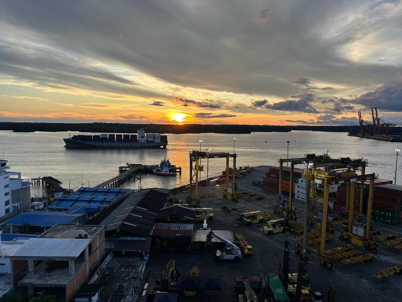 Vista portuaria al atardecer